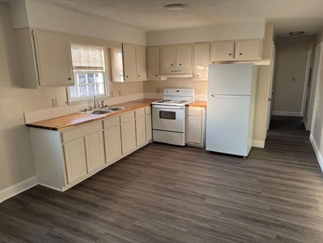 Photo - 303 Tall Pine Road