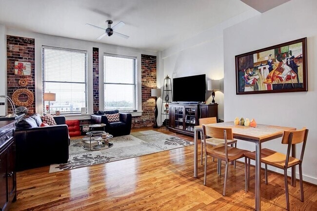 Building Photo - 915 Franklin-524.2 Unit 524.2