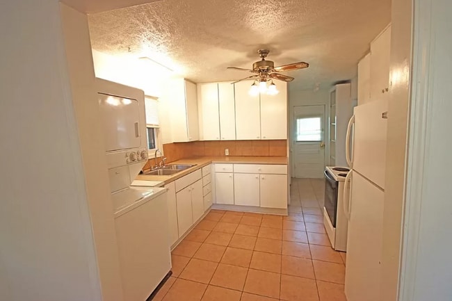 Building Photo - 113 S Chicago St