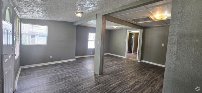 Building Photo - Spacious 4-Bedroom Home