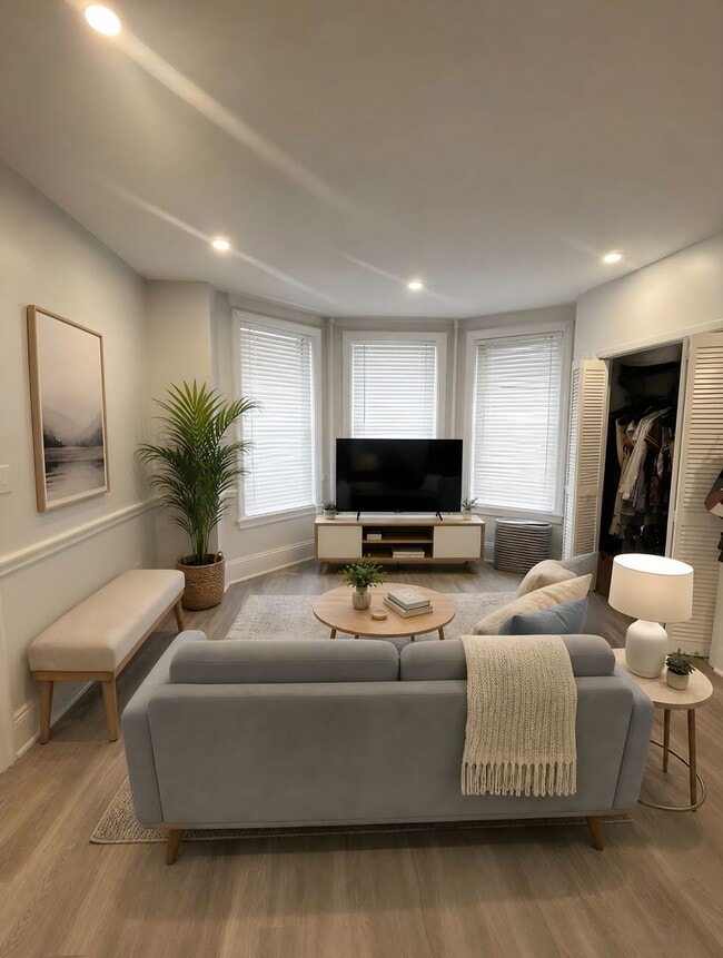 Building Photo - Charming Back Bay Studio on Beacon Street!