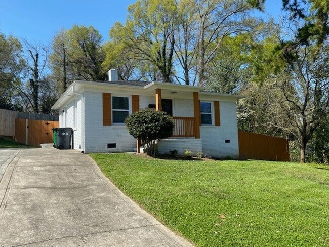 Building Photo - Minutes from Uptown!  100% Renovated!