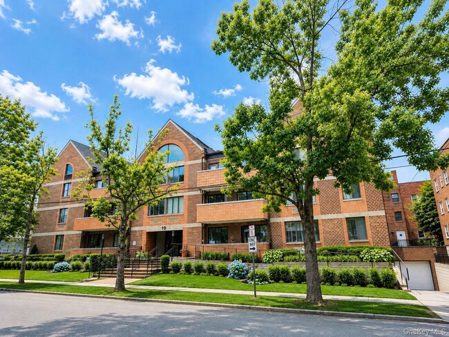 Building Photo - 10 Canterbury Rd Unit 1-B