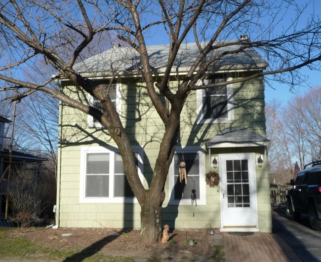 Building Photo - Lovely 2 Bedroom Single Family Home in Historic Monroe District