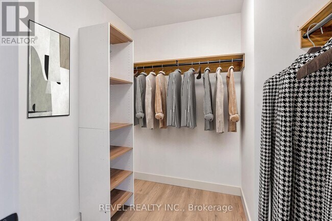 Photo - 4390 Hillview Dr Unité 203