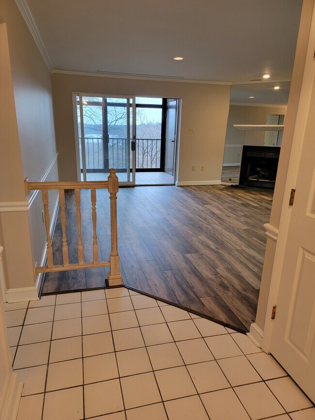 Entry into LR - 2525 Greensburg Pike Unit 406