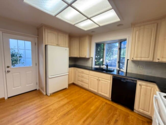 Building Photo - Charming 3-4 Bed/3 Bath Home in Belmont wi...