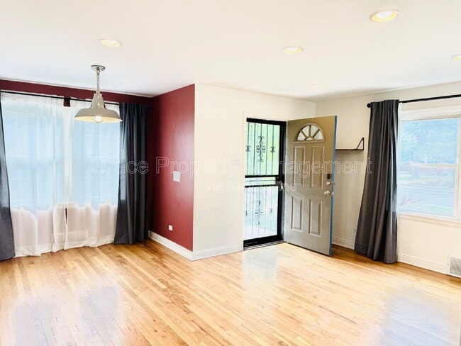 Photo - 2970 Locust St