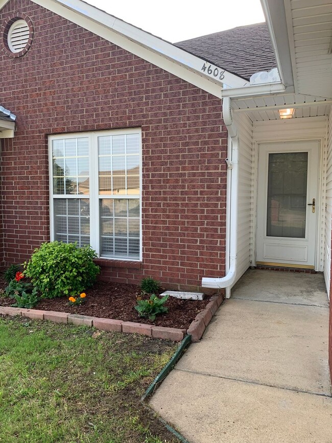 Photo - 3 Bed 2 Bath/2 Car Garage and Fenced in Yard!