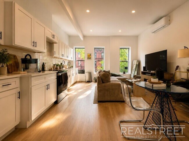 Photo - Top Floor 2 Bed in Renovated Brownstone with Washer/Dryer, Split AC & Tall Ceilings Unit 3