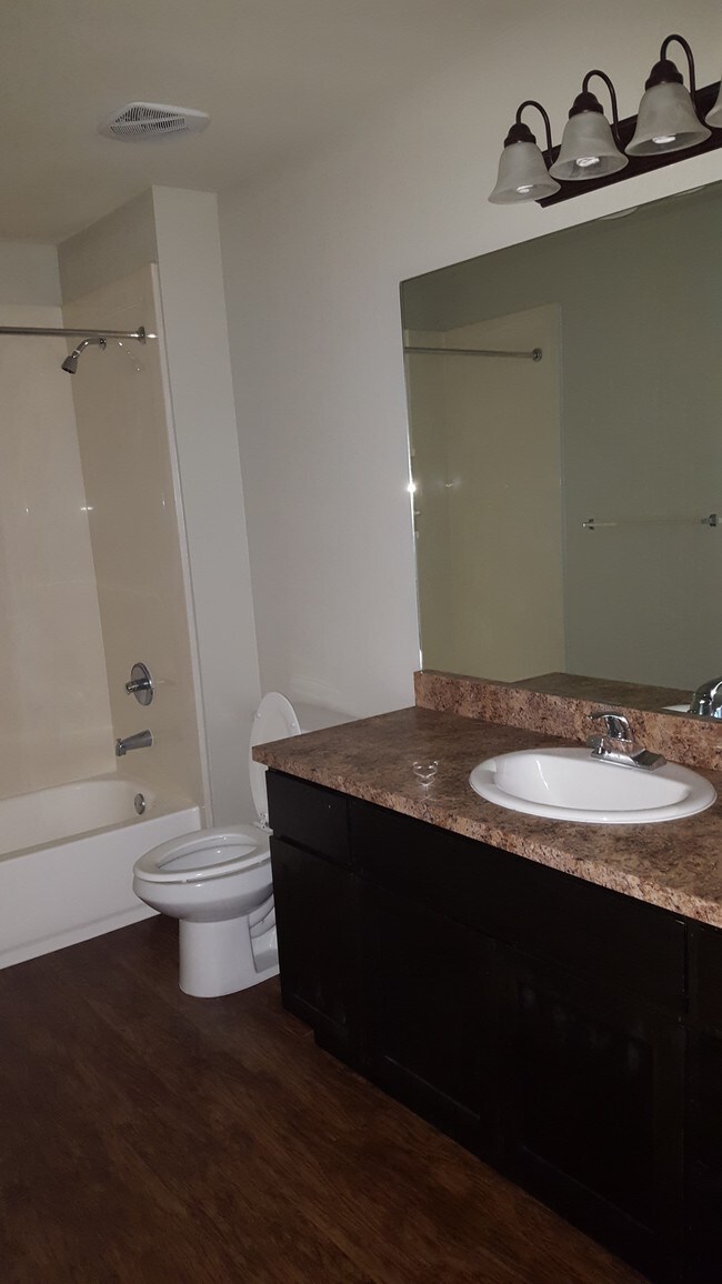 Baño - Riverside Village Apartments