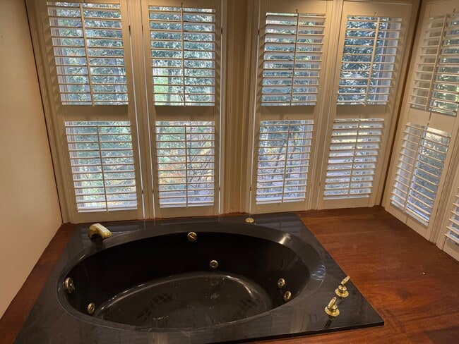 Photo - 833 Williamsburg Dr