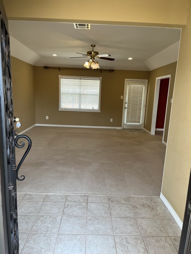 Photo - 302 Red Oak Ln