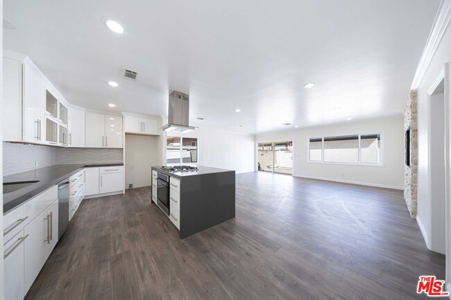 Photo - 8432 Glenoaks Blvd