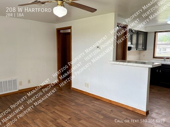 Photo - 208 W Hartford Ave