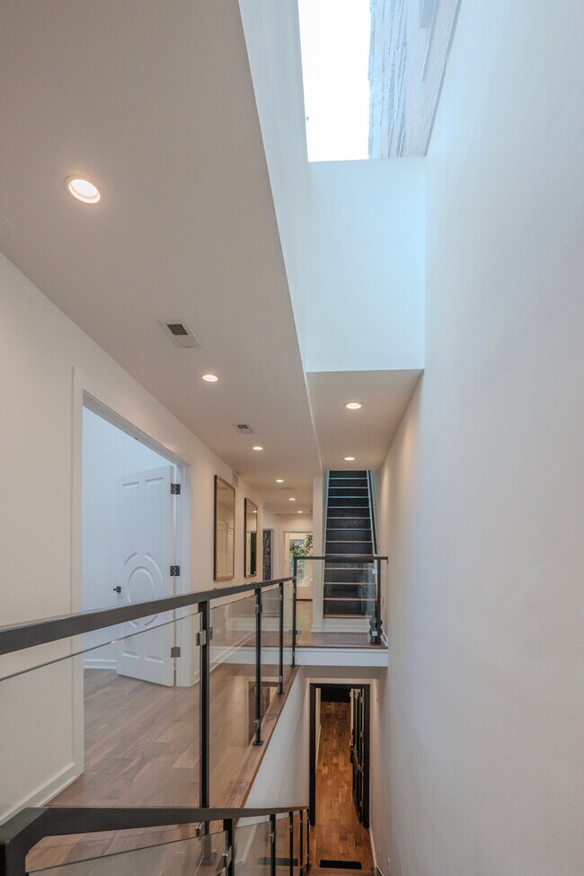 Photo - 22 E Elm St Unit PH