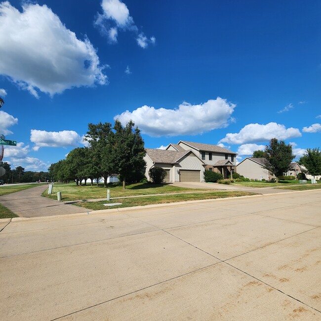 102 E Sapphire Ln