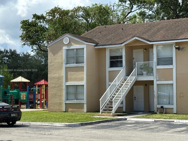 Building Photo - 8111 SW 21st Ct Unit 8111 Rental