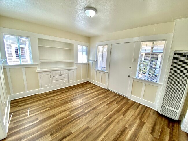 Photo - 1032 W 1st St