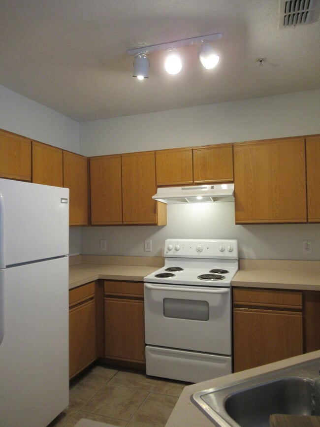 Kitchen [newer appliances in place] - 1221 cypress st