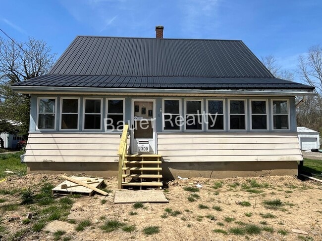 Building Photo - Renovated Three Bedroom Home