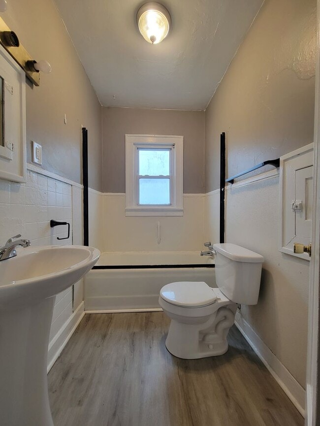 Photo - 2111 W 8th St