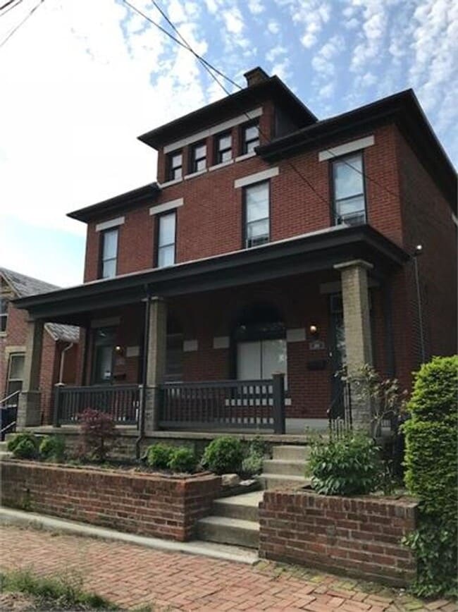 Building Photo - 301-305 E Sycamore St Unit 301