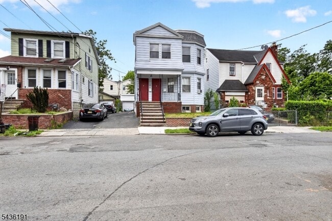 Photo - 49 Welland Ave