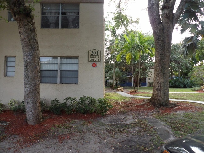 Building Photo - 201 Bonnie Blvd Unit 206