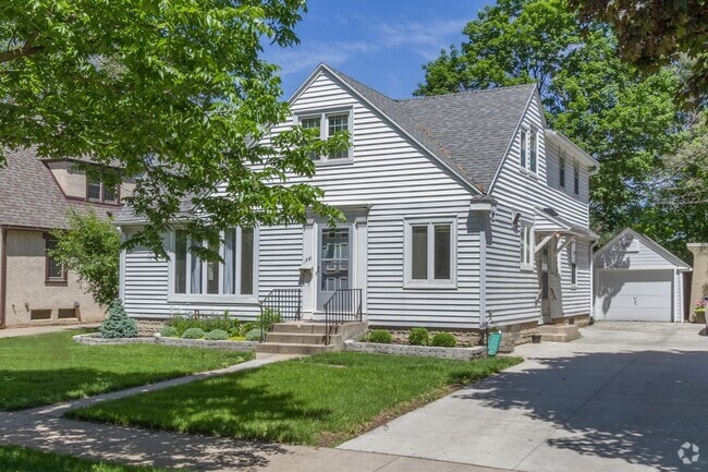 Building Photo - CANT MISS Updated 4 Bedroom Available Minu... Rental