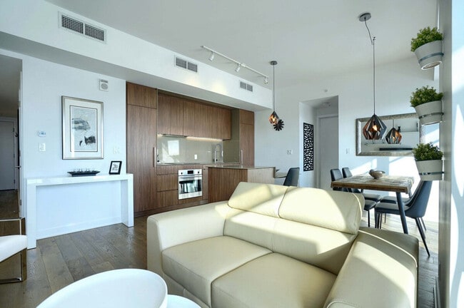 Building Photo - 1055 Rue de la Montagne