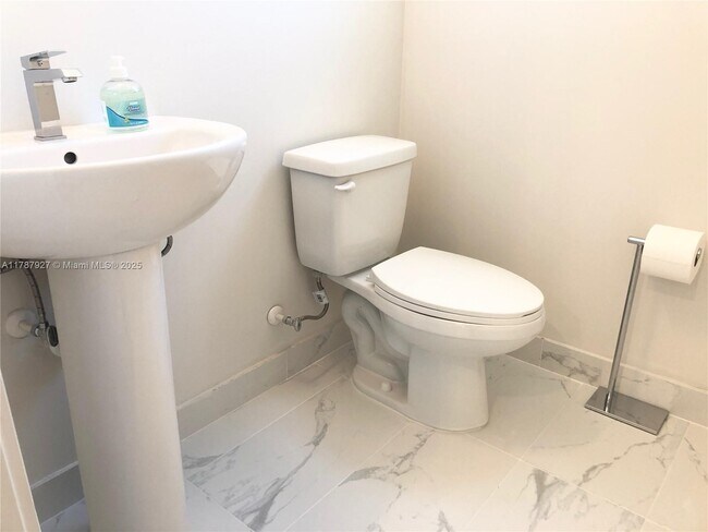 Photo - 2561 NE 193rd St