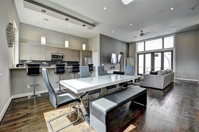 Photo - 3223 Garrow St