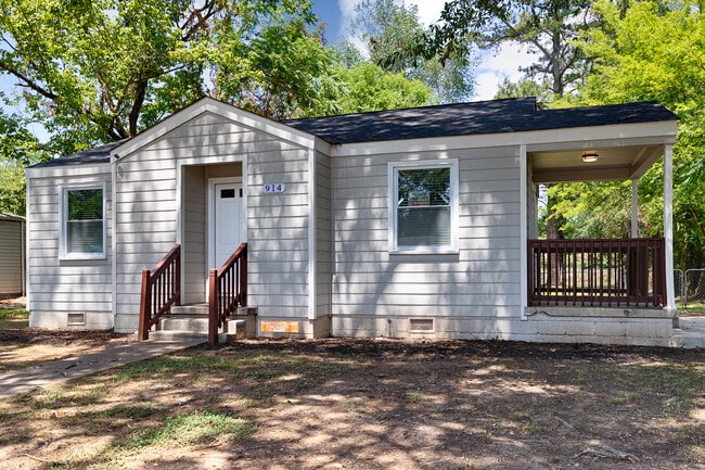 Photo - 914 Linwood Dr NW