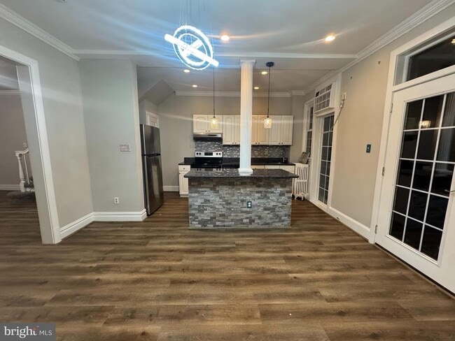 Photo - 228 Ascot Pl NE