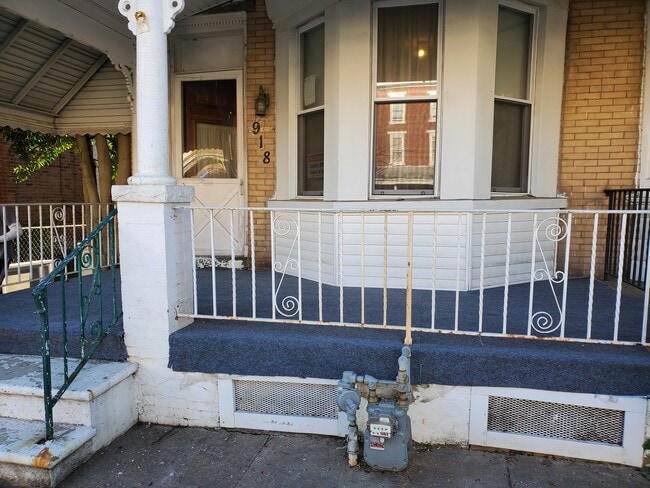 Unit 1 Entrance - 918 W Marshall St Unit 1