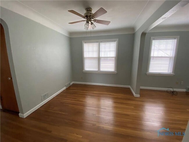 Building Photo - 5803 Cresthaven Ln Rental