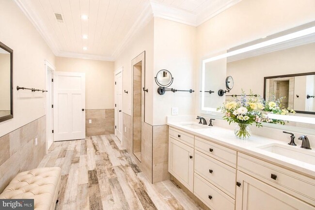 Photo - 7918 Bloomfield Rd