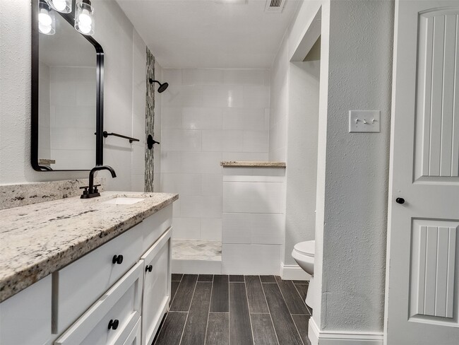 Building Photo - 2123 Quail Valley E Dr