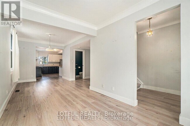 Photo - 11 Champagne Ave S