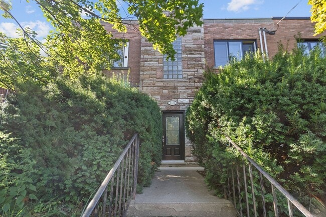 Building Photo - 1680 Bd Desmarchais Unit 3