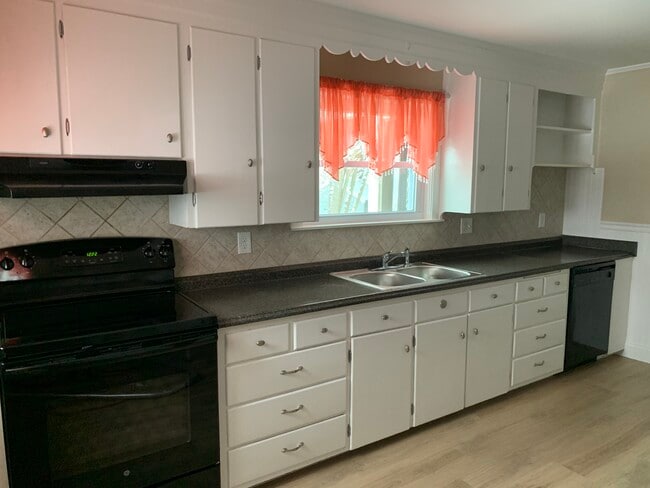 Building Photo - 8 Walnut St Unit First Floor