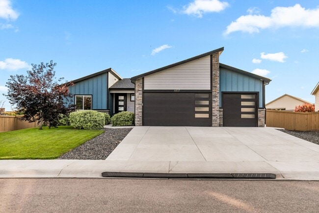 Building Photo - Beautiful 5 Bedroom Home | Finished Basement | Next to Community Pool | Oversized Lot