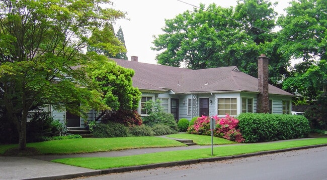 Photo - 636 NE 30th Ave Unit Apt B