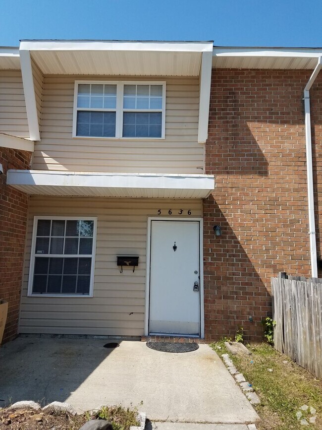 Building Photo - This spacious 3 bedroom 2.5 bathroom townh... Rental