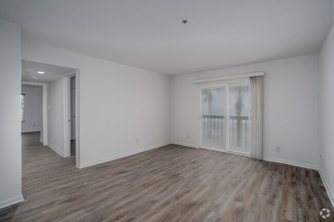 2BR, 2BA - 853SF - Living Room