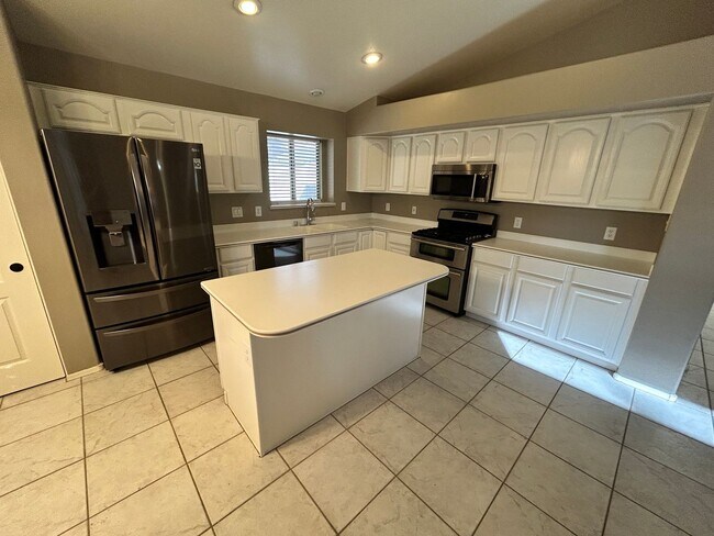 Photo - 3 Bed/ 2 Bath Home with Den in Arrowhead Ranch with Pool!