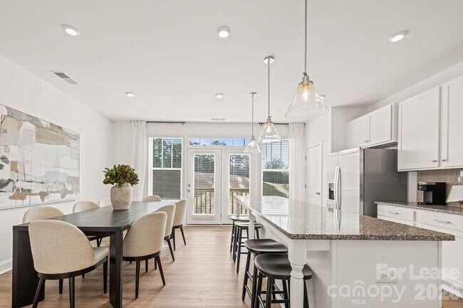 Photo - 1018 Fairway Green Ln