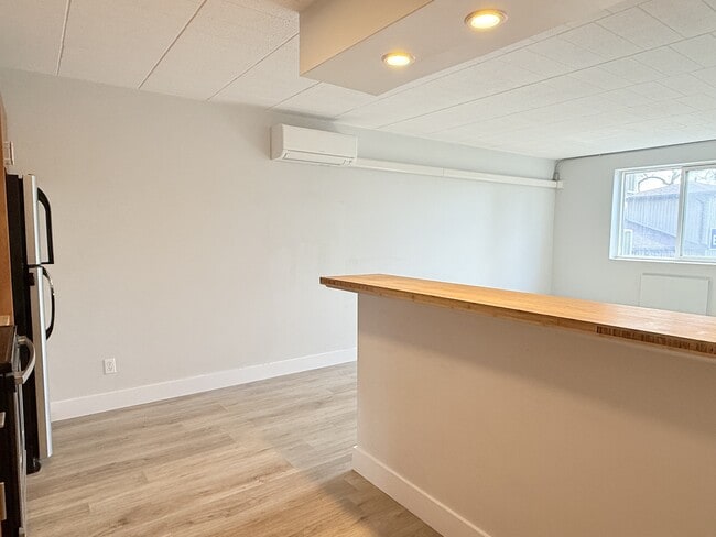 Building Photo - 471 Tecumseh Rd W Unit 306