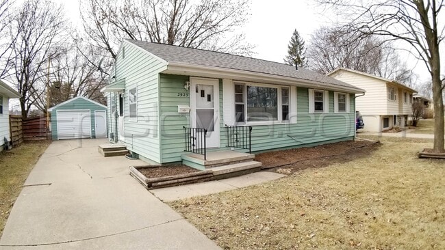 Building Photo - 2923 Russell Dr NE